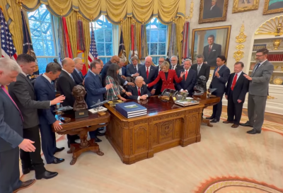 Фанатик: Тръмп събра пасторите да се молят за него (ВИДЕО)