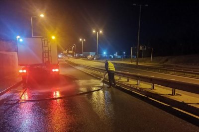 Миенето на улиците в София продължава в осем района