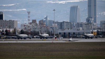 РАЗГРАДЕН ДВОР: Спипаха германец да щрака самолетите на летището