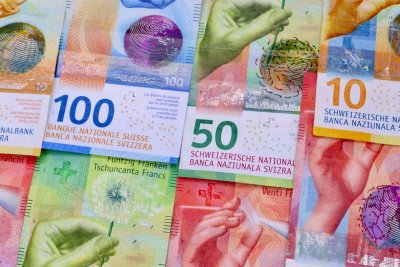 Швейцария гласува парите в брой да се запишат в конституцията