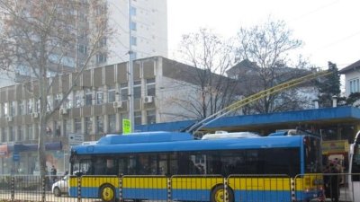 Ярост на пътя: Шофьор препречи тролей и счупи стъклото му в Плевен