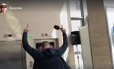 ШОК ВИДЕО: Изгониха цървула Симон Милков - Шибанистан от НС, Тошко го върна