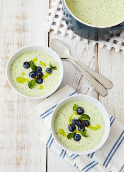 Студена супа с тиквички и боровинки