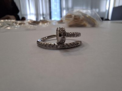 В навечерието на 8 март: Над 1 200 &bdquo;маркови&ldquo; бижута задържаха митничари в София