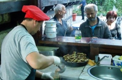 Адемов стартира кампанията: Раздават храна за крайно бедните 