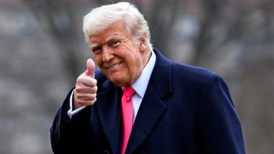 Доналд Тръмп прекъсна речта си, за да спаси припаднала жена