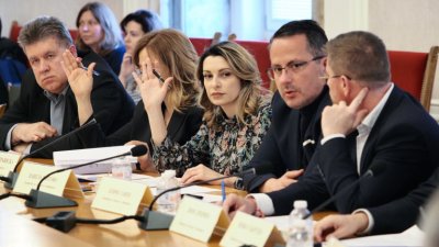 В бюджетната комисия си стиснаха ръцете за удължителния бюджет