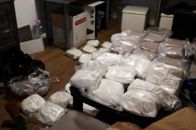 Оръжие и над 55 кг наркотици откри СДВР в къща в София (СНИМКИ)