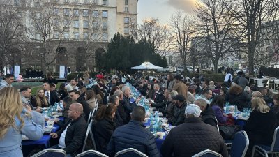 Традиционният ифтар събра мюсюлмани и християни преди залез слънце 