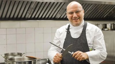 1300 евро бруто: Шеф Манчев спешно търси личен шофьор