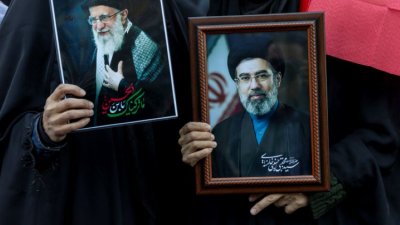 ШОКИРАЩИ РАЗКРИТИЯ: Малкият Хаменей се разминал за секунди със смъртта