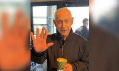 Живият Нетаняху пие кафе в Йерусалим и се бъзика: Бройте ми пръстите