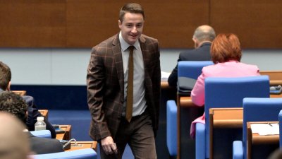 Защо воюват Асен Василев и Явор Божанков?