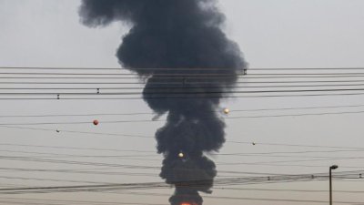 След удар с дрон: Пламна нефтеното находище "Шах" в Абу Даби 