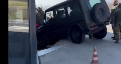 Военен джип се заби в ресторант на пътя между Калофер и Карлово (ВИДЕО)