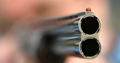 Ненормалник стреля по жена с въздушна пушка, наряза гуми на 36 коли и запали контейнери в Карловско