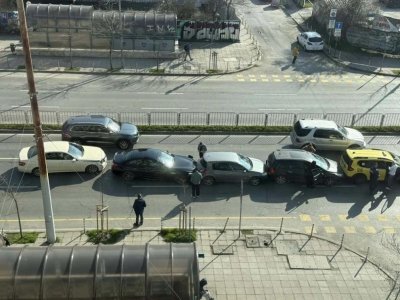 Верижна катастрофа с пет коли блокира столичен булевард (СНИМКИ)