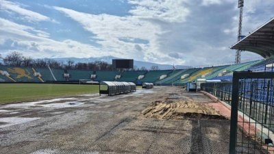Стартира ремонт на националния, ама... на пистата