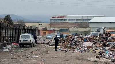 Чудовищно: Намериха тяло на бебе в кашон на сметище 