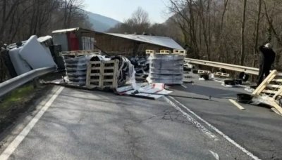 Камион се обърна на Хаинбоаз, спряха движението