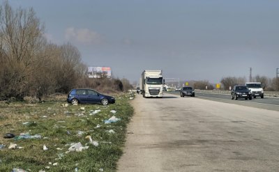 ОТ МЯСТОТО: Е-79 е подвижна кочина и открит клозет (ШОК СНИМКИ)