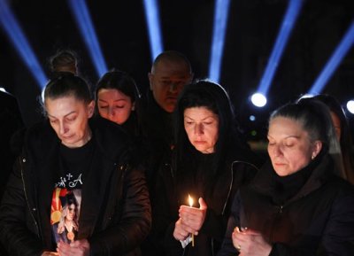 Година от трагедията в Кочани: Близки на жертвите се събраха пред дискотеката