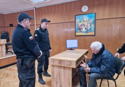 Оставиха в ареста мъж с близо 30 присъди