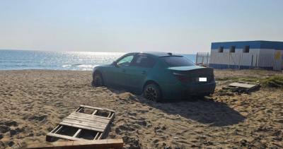 Гъзар с БМВ си паркира колата на първа линия на плажа на Кабакум