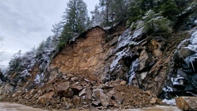 Скални отломки затрупаха пътя между Хвойна и Чепеларе
