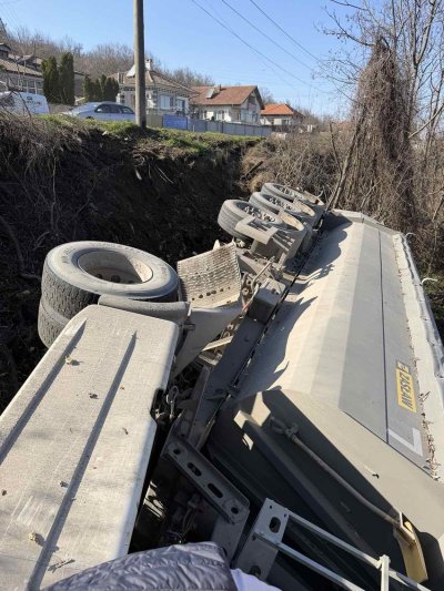 Камион затапи пътя Велико Търново - Русе край Самоводене