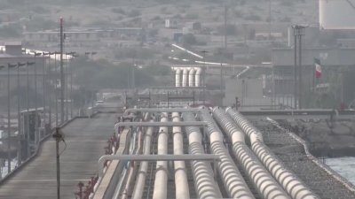 Кризата с петрола се задълбочава: ОАЕ спряха част от работата на един от най-големите нефтени терминали 