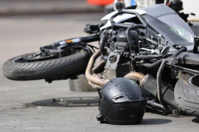 Младеж без книжка се удари с мотоциклет в спрял джип в Драгиново