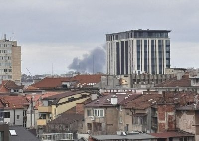 Нелягално сметище пламна в столичния квартал "Христо Ботев" (СНИМКИ)