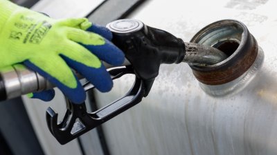 Активират помощта от 20 евро за гориво до дни