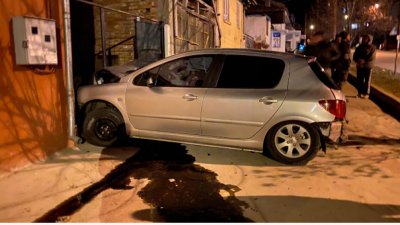 Кола се вряза в къща край Средец, шофьорът загина 