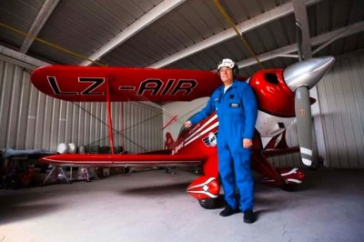 Зрелищно въздушно шоу направи Свилен Иванов над новооткритата писта край Самоков (ВИДЕО)