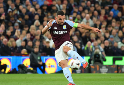 Астън Вила сложи на колана си още един френски скалп