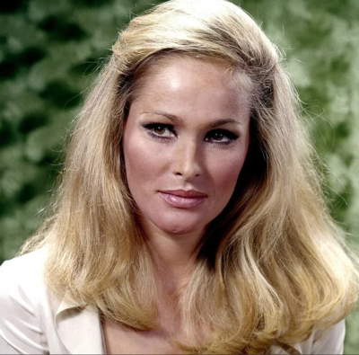 Първото момиче на Бонд стана на 90 години 