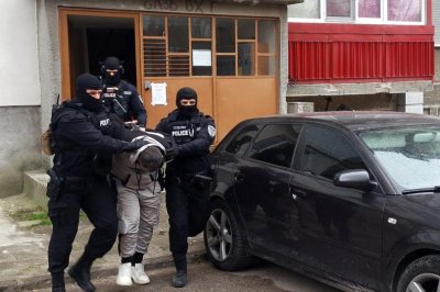 Задържаха четирима за изборна търговия в Хасково