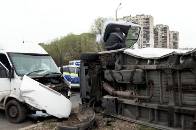 Пътнически и товарен бус се удариха в Ямбол