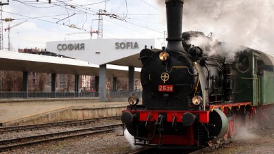 Тръгва празничният ретро влак