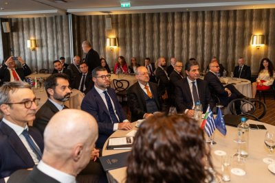 ПОСРЕД КАМПАНИЯТА У НАС: Конференция събра Станишев, царя и... министри на Гюров