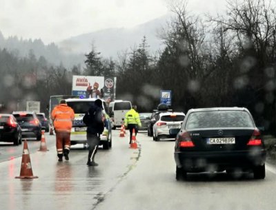 Катастрофа блокира АМ "Хемус" край Ботевград (СНИМКИ)