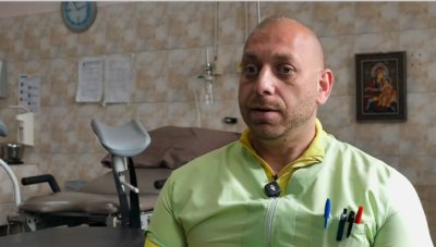 Владислав работи като акушерка, но заради ниското заплащане доработва като охрана