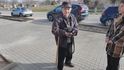 90-годишен дядо си загуби пенсията, ученичка му помогна да я намери 