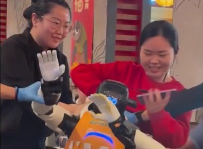 Робот превъртя и вилня в заведение в Калифорния