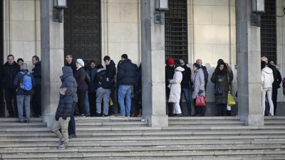 Опашка за медна монета се изви пред БНБ