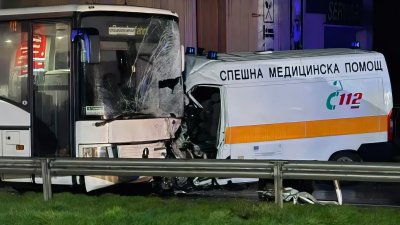 Кървав ад: Шофьор на линейка почина след челен сблъсък с автобус (СНИМКИ)