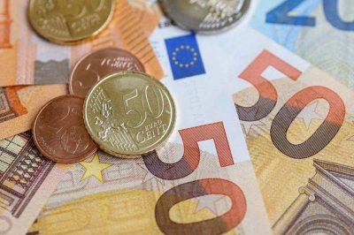 Момче на 15 г. ограби тийнейджър, взе му 5 евро и фиш с печалба от 390 евро