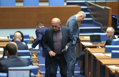 Депутатите гласуват удължителния закон за бюджета